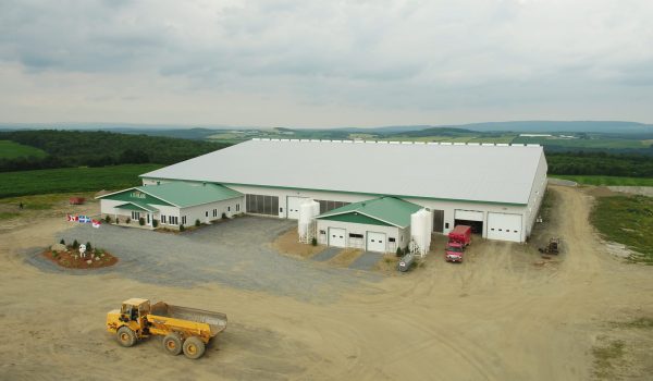 – 12 rangées de logettes sur sable – Pouponnière 0-10 jours – Toiture inversée – Structure en acier – Ventilation tunnel consultants Lemay Choinière génie agricole commercial résidentiel agroalimentaire laitier équestre porcin avicole environnement ingénieur agricole